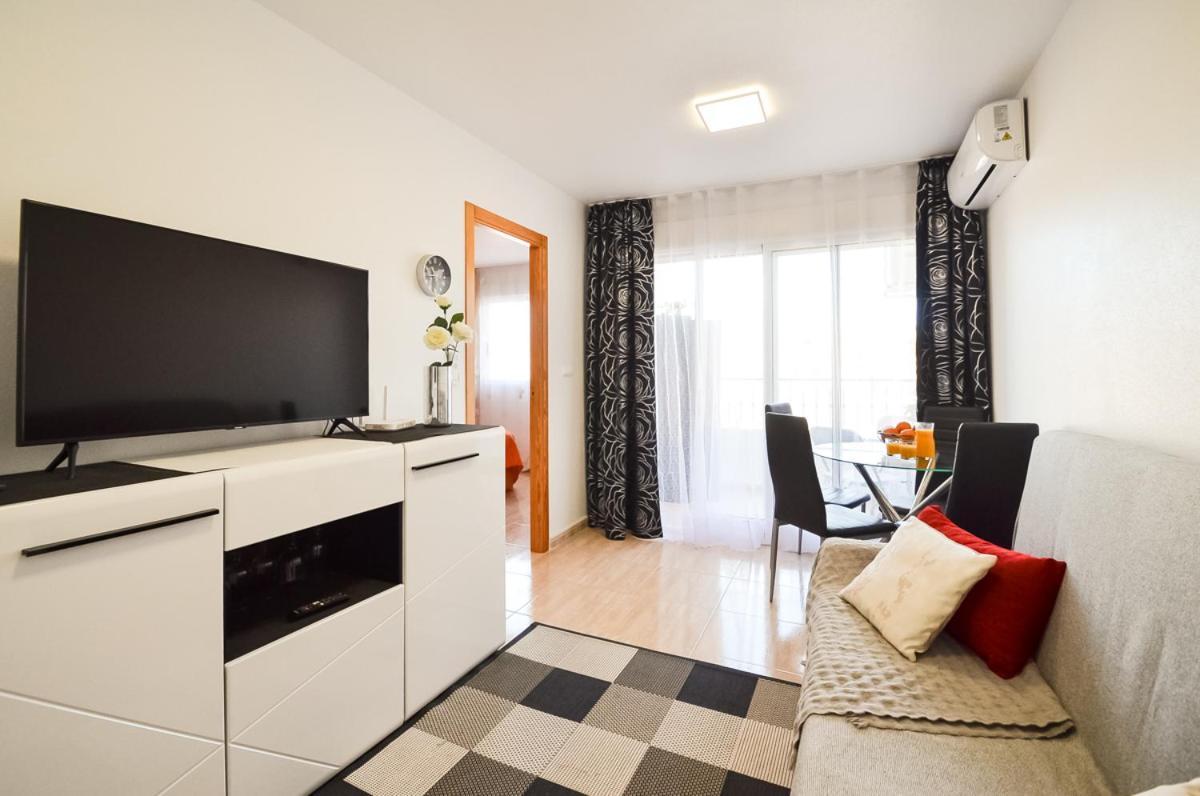 Schöne Wohnung mit Pool , Wi-Fi und privat Garage Torrevieja Exterior foto