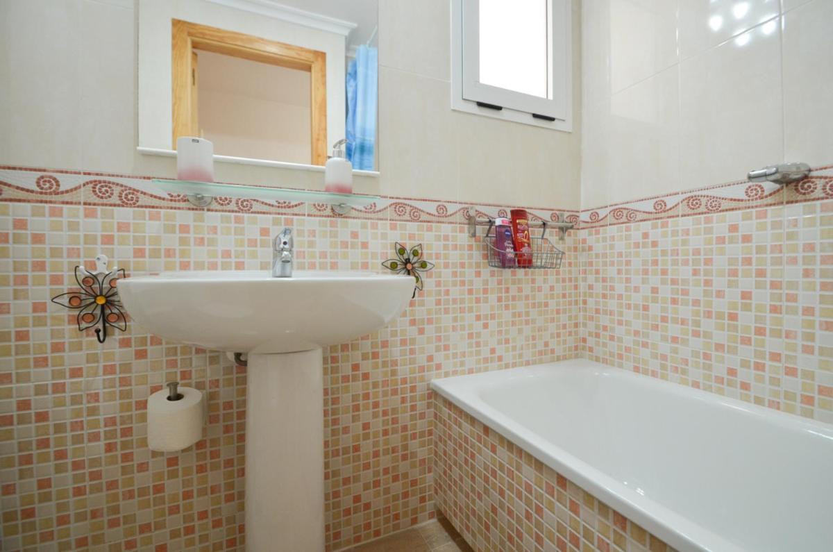Schöne Wohnung mit Pool , Wi-Fi und privat Garage Torrevieja Exterior foto