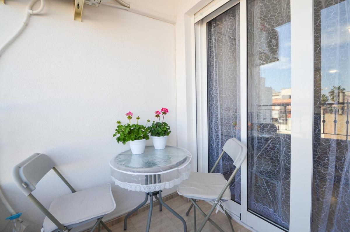 Schöne Wohnung mit Pool , Wi-Fi und privat Garage Torrevieja Exterior foto